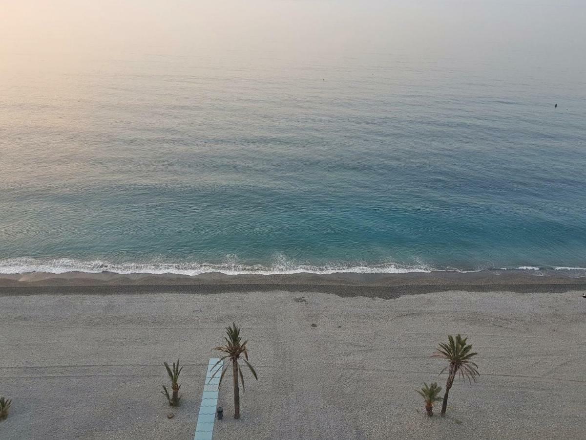 Atico En Almunecar. Primera Linea De Playa Con Vistas Espectaculares Exteriör bild